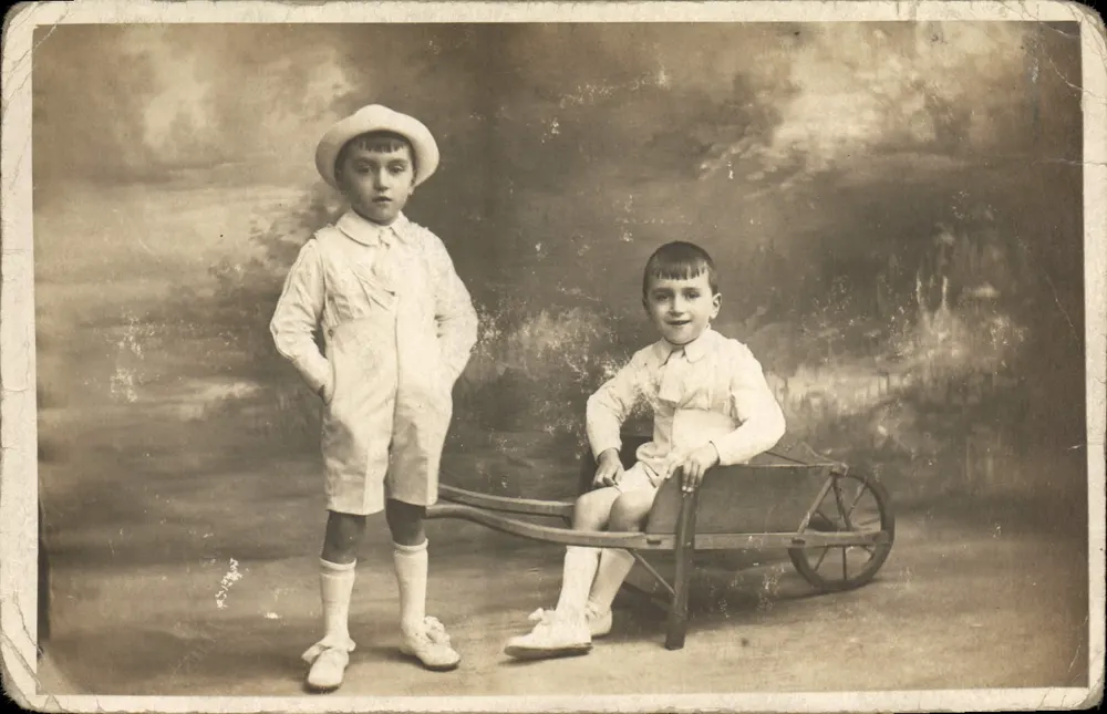 Dois meninos — estúdio — Carta postal - Frente