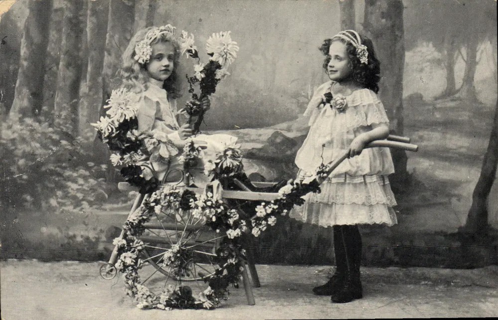 Duas jovens com um landau decorado com flores — estúdio — editor não visível - Frente