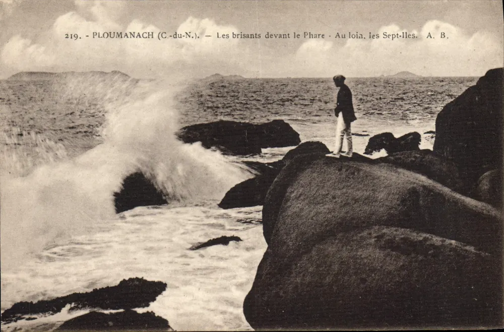 PLOUMANACH (C.-du-N.) — Die Brecher vor dem Leuchtturm. In der Ferne, die Sept-Iles. A. B. - Vorderseite