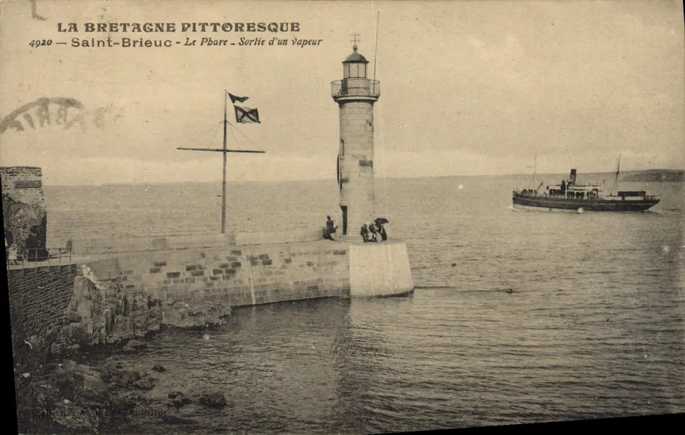 Saint-Brieuc — O Farol — Saída de um vapor — La Bretagne Pittoresque, n°4920 - Frente