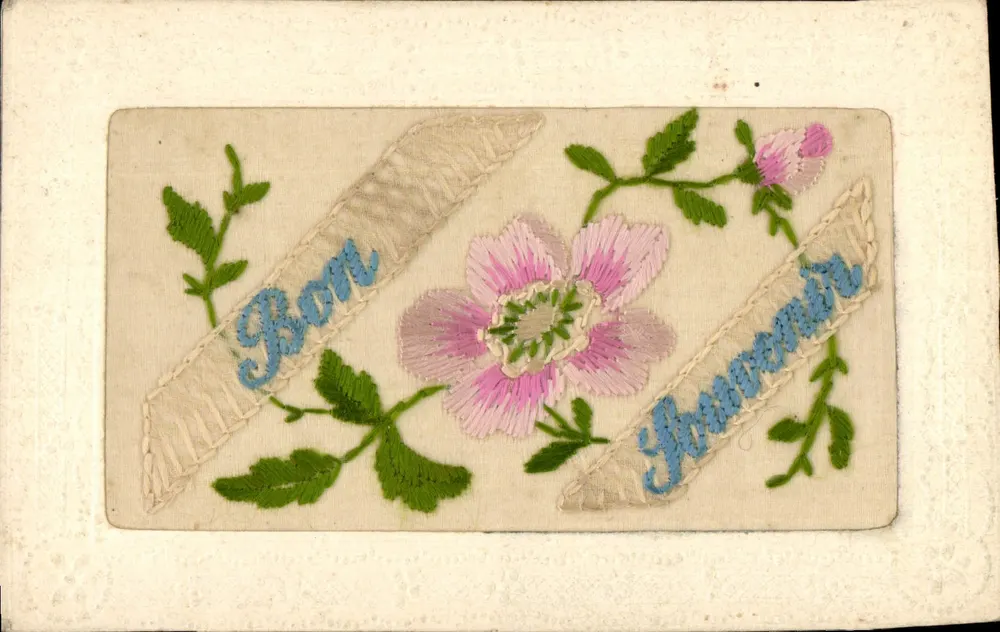 Bon Souvenir — cartão postal bordado com flor rosa — Fabricado na França - Frente