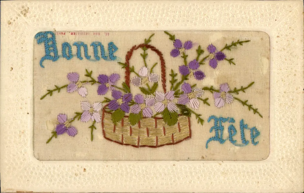Bom Aniversário — buquê de violetas bordadas — carta postal antiga - Frente