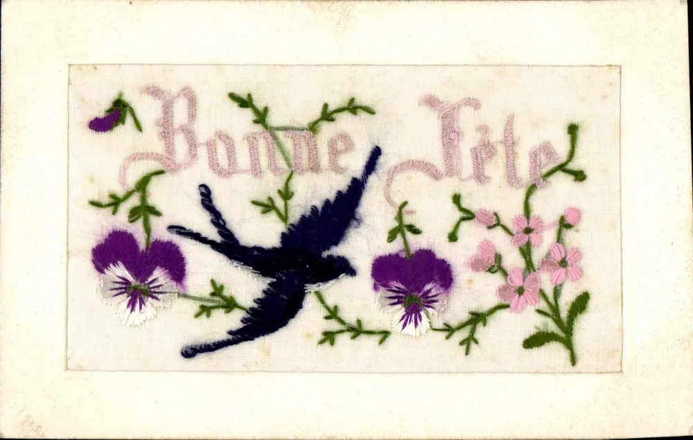Bom Aniversário — pássaro e flores bordados — carta postal antiga - Frente