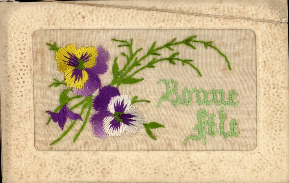Flores bordadas — Boa Festa — carta postal antiga - Frente