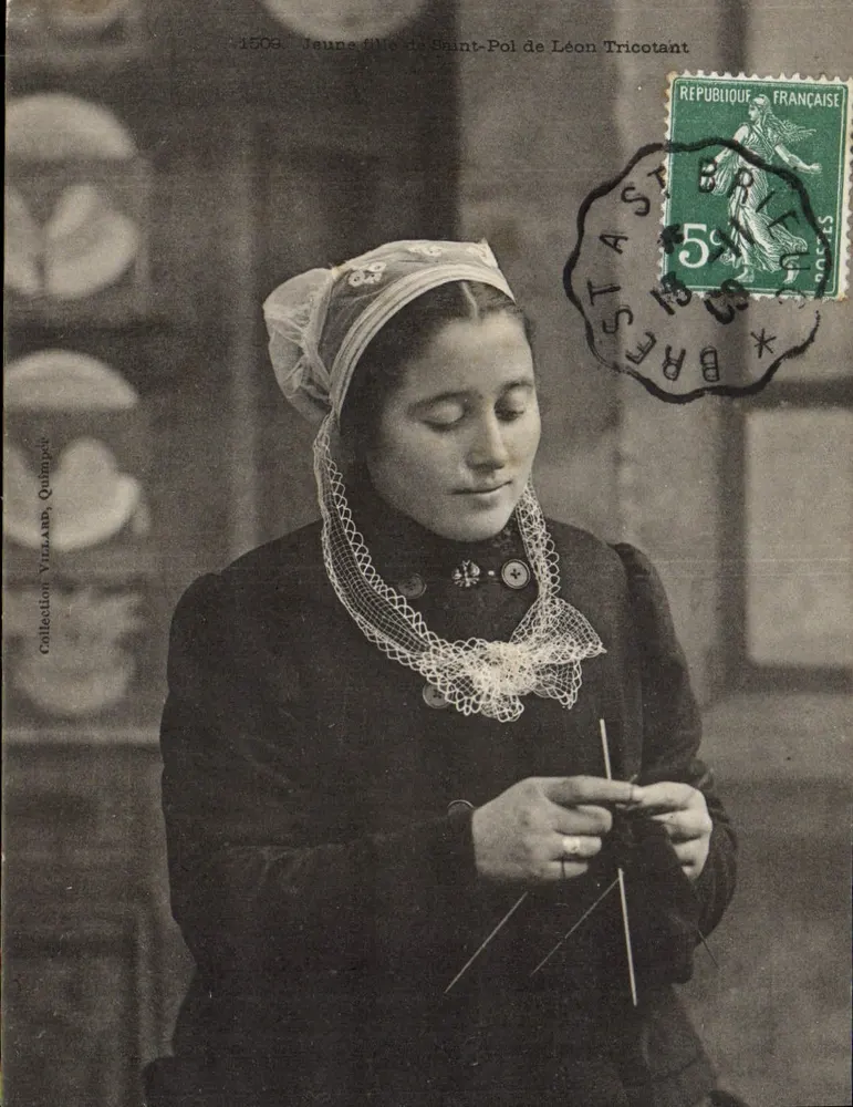 Junge Frau aus Saint-Pol de Léon strickend — Sammlung VILLAND, Quimperlé — Nr. 1509 - Vorderseite