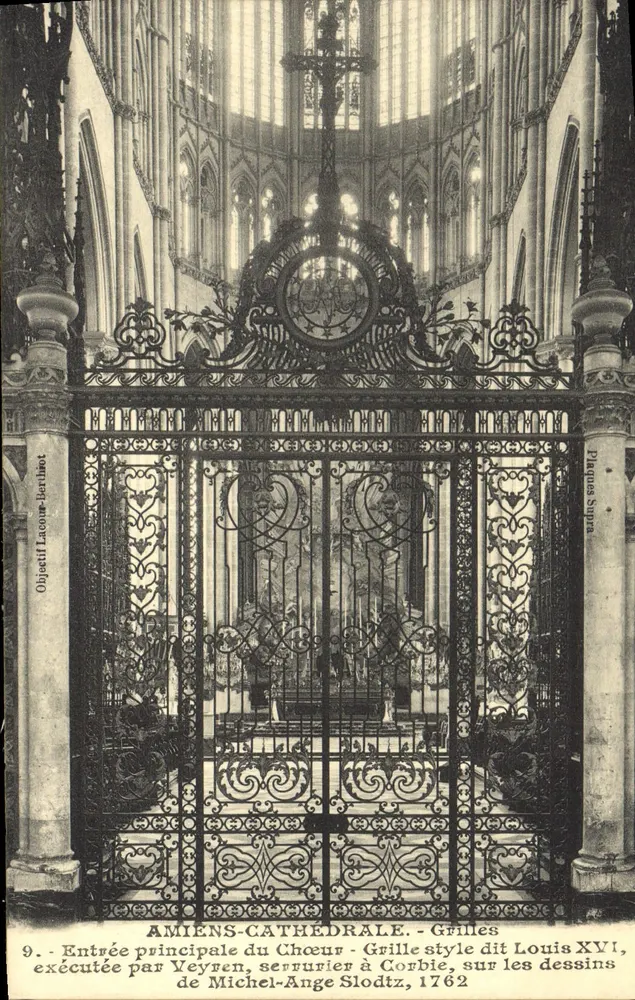Amiens-Kathedrale — Haupteingang zum Chor — Grille im Stil Louis XVI, ausgeführt von Veyren, Schlosser aus Corbie, basierend auf Entwürfen von Michel-Ange Slodtz, 1762 - Vorderseite