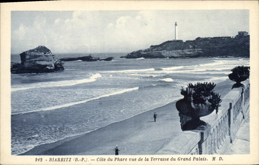 Biarritz (B.-P.) — Küste des Leuchtturms von der Terrasse des Grand Palais gesehen — M. D. - Vorderseite