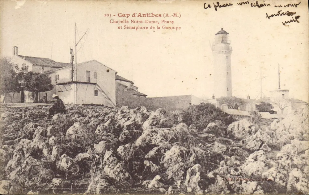Cap d'Antibes (A.-M.) — Kapelle Notre-Dame, Leuchtturm und Semafor von la Garoupe — Verlag: Saint-McNew, Nr. 203 - Vorderseite