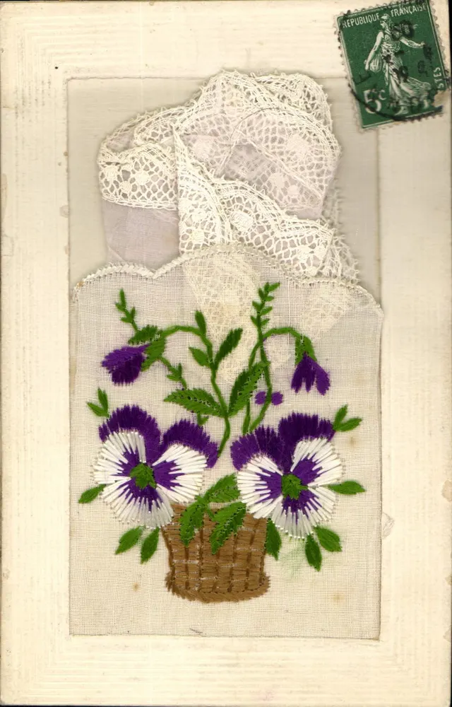 Arranjo de violetas bordadas — decoração com renda — editor não visível - Frente
