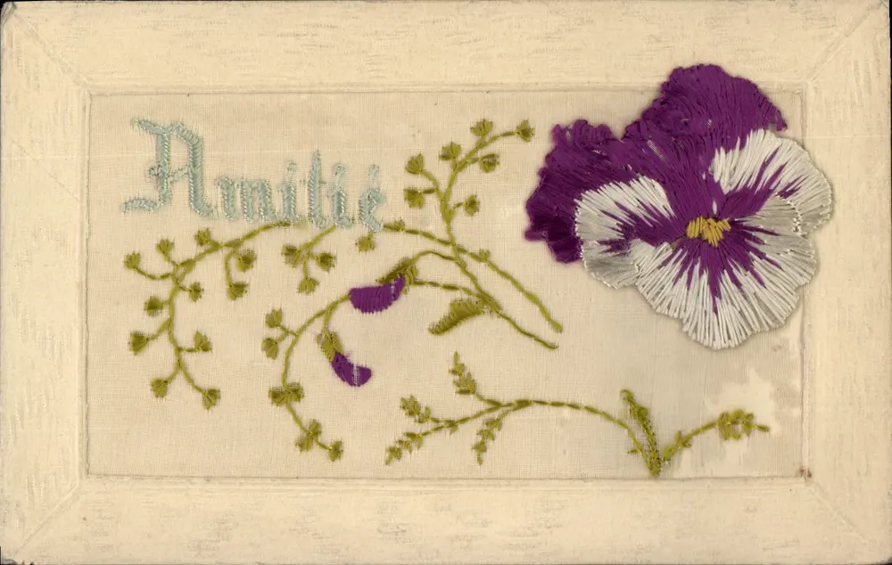 Amizade — cartão postal bordado com flor de pensamento roxa - Frente