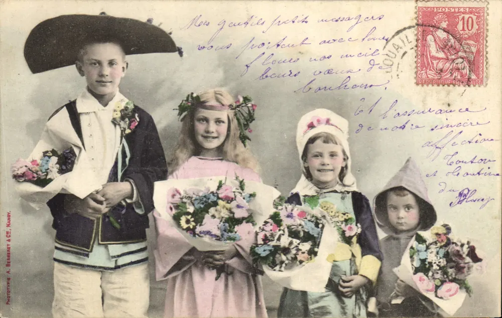 Quatro crianças em trajes tradicionais - mensageiros de flores - Fototypie A. Béarnet & Cie, Noyon - Frente