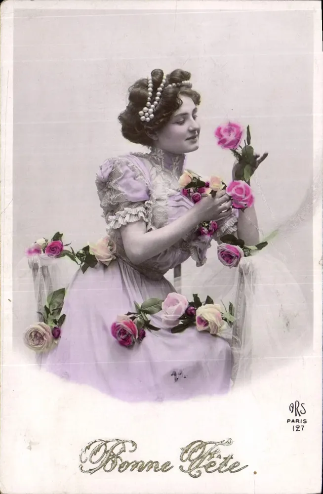 Mulher em vestido lilás com rosas — Boa Festa — ARS Paris 127 - Frente