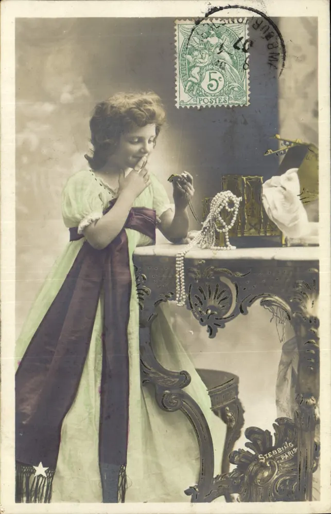 Menina brincando com pérolas — Stebbing Paris — Série N. 878 - Frente