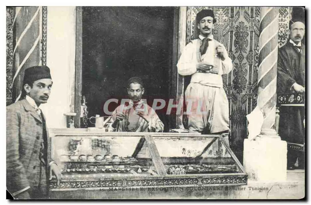 Marché colonial — Étal de choutrier tunisien à l'Exposition Coloniale de Marseille — Éditeur : Ateliers de Phototypie Guerende - Frente
