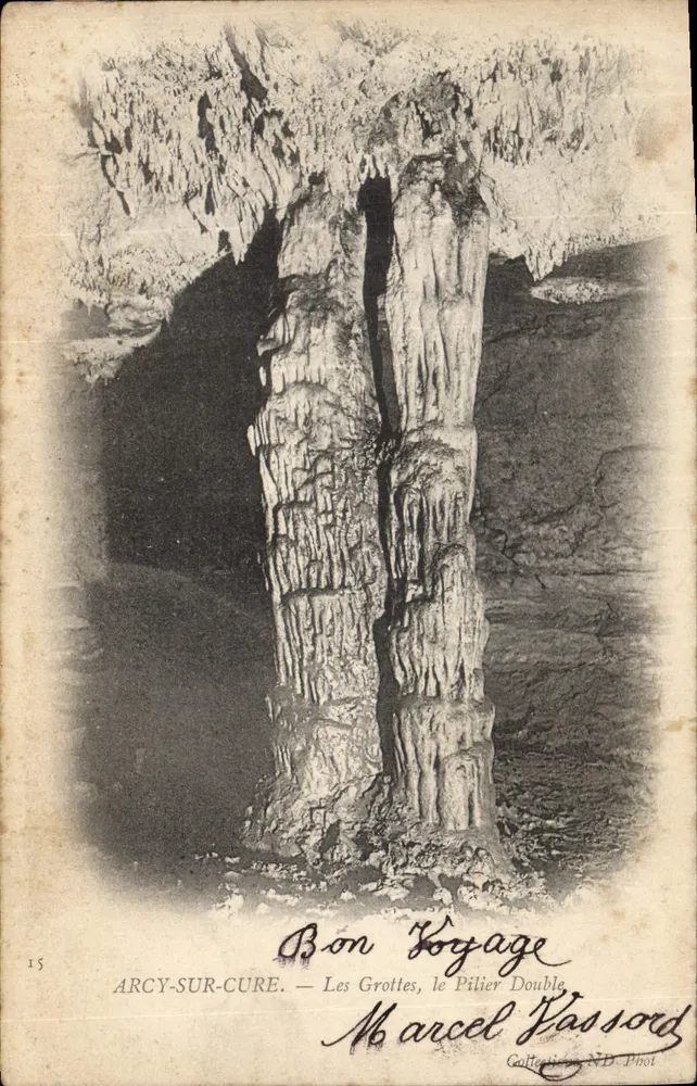 Arcy-sur-Cure — As Grutas, o Pilar Duplo — Marcel Passard, Coleção ND. Fot, n°15 - Frente