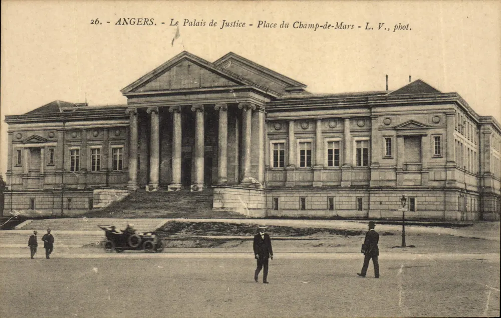 Angers — Das Justizpalast — Place du Champ-de-Mars — L. V., pbot. - Vorderseite