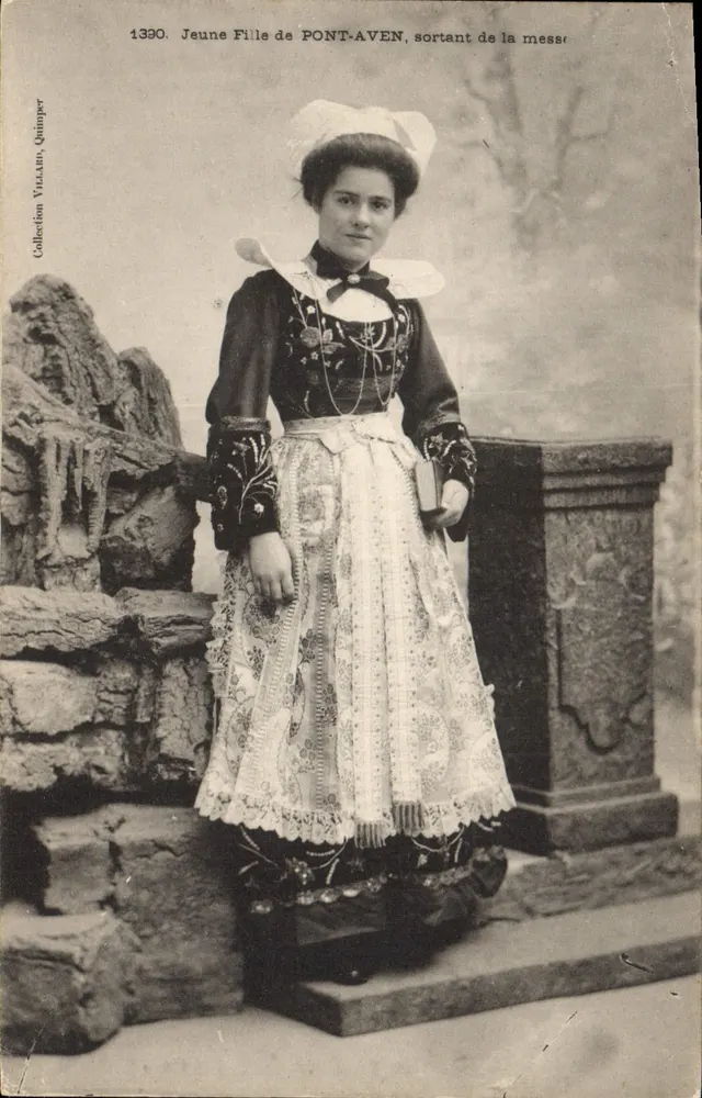 Junge Frau aus PONT-AVEN, nach der Messe kommend — Sammlung VILLARD, Quimper, n°1390 - Vorderseite