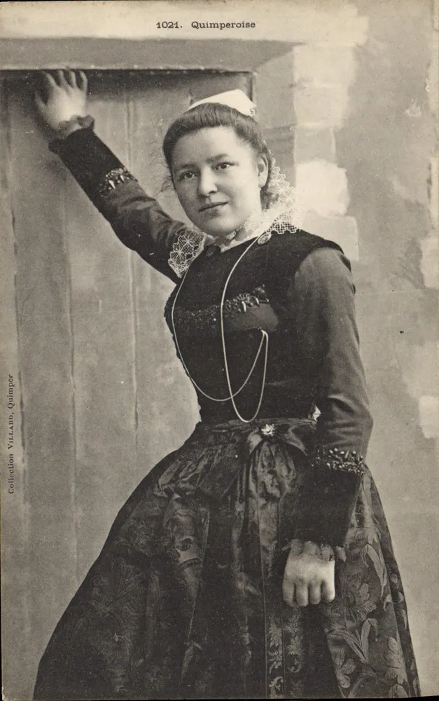 Quimperoise — mulher em traje tradicional — Coleção Vizlaus, Quimper - Frente