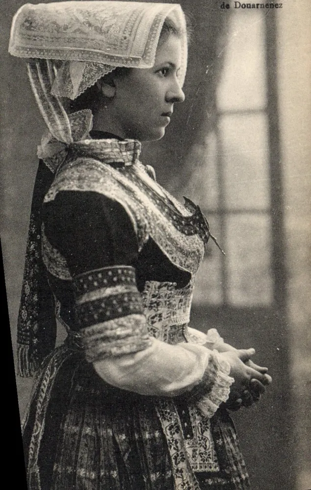 Frau im traditionellen Kleid — Douarnenez — de Douarnenez - Vorderseite