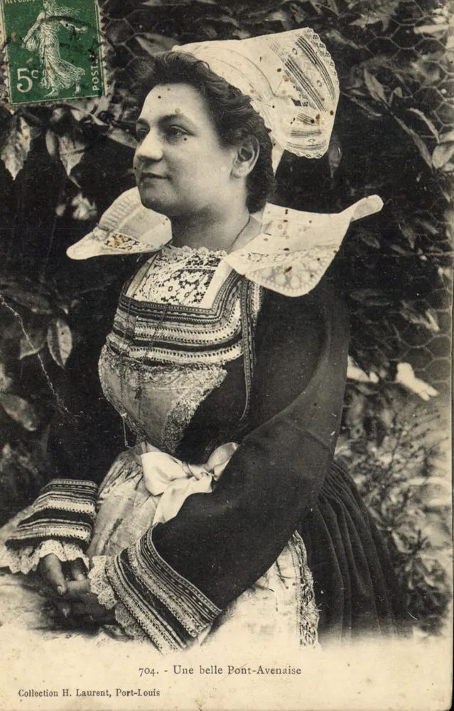 Uma bela Pont-Avenaise — Coleção H. Laurent, Port-Louis — n°704 - Frente