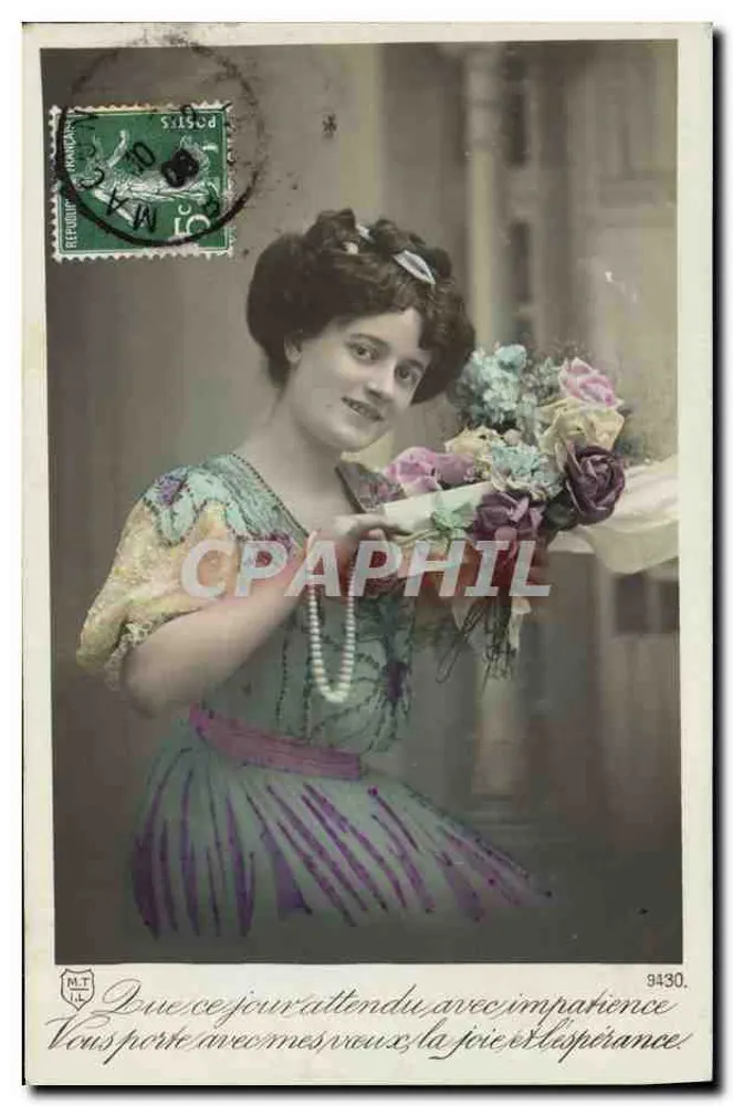 Jovem mulher vestindo um vestido colorido segurando um buquê — texto impresso e manuscrito — editor M.T.L. n° 9430 - Frente