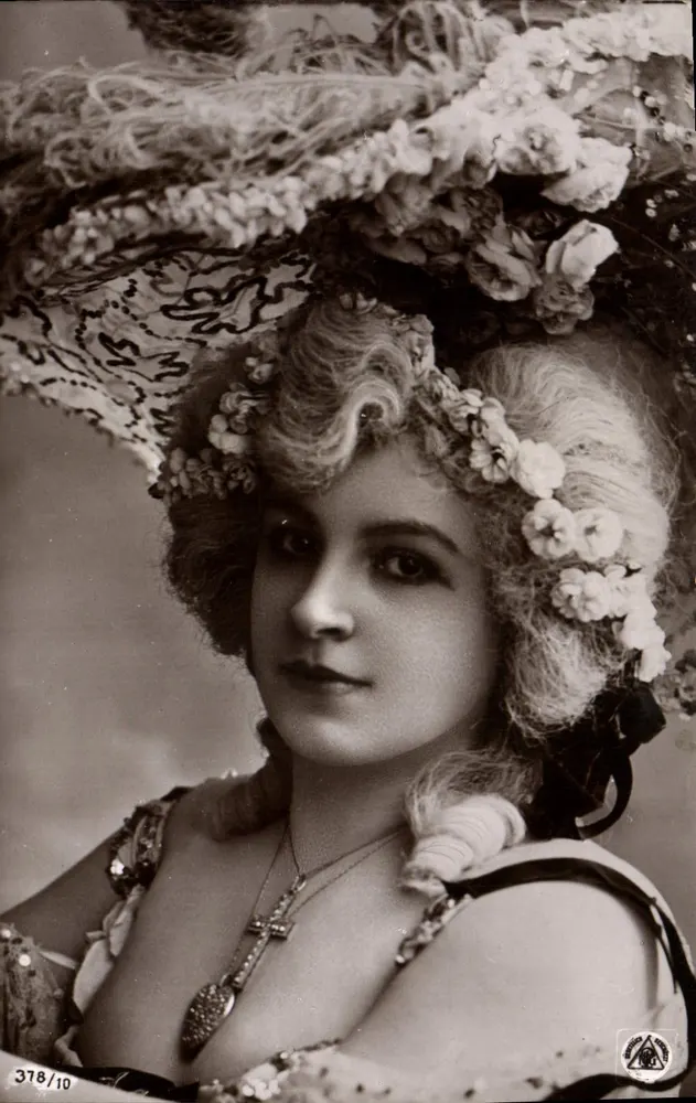 Retrato de uma mulher em traje elegante — editor Franconotypie, n° 378/10 - Frente