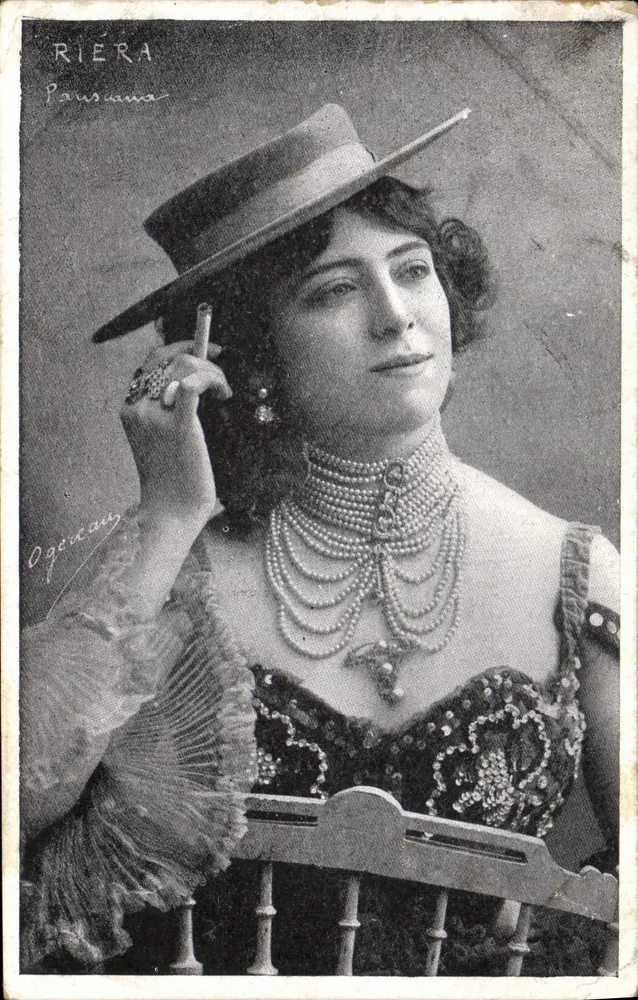 Elegante Frau mit Zigarre — Riéra Pausuma — Ogercan - Vorderseite