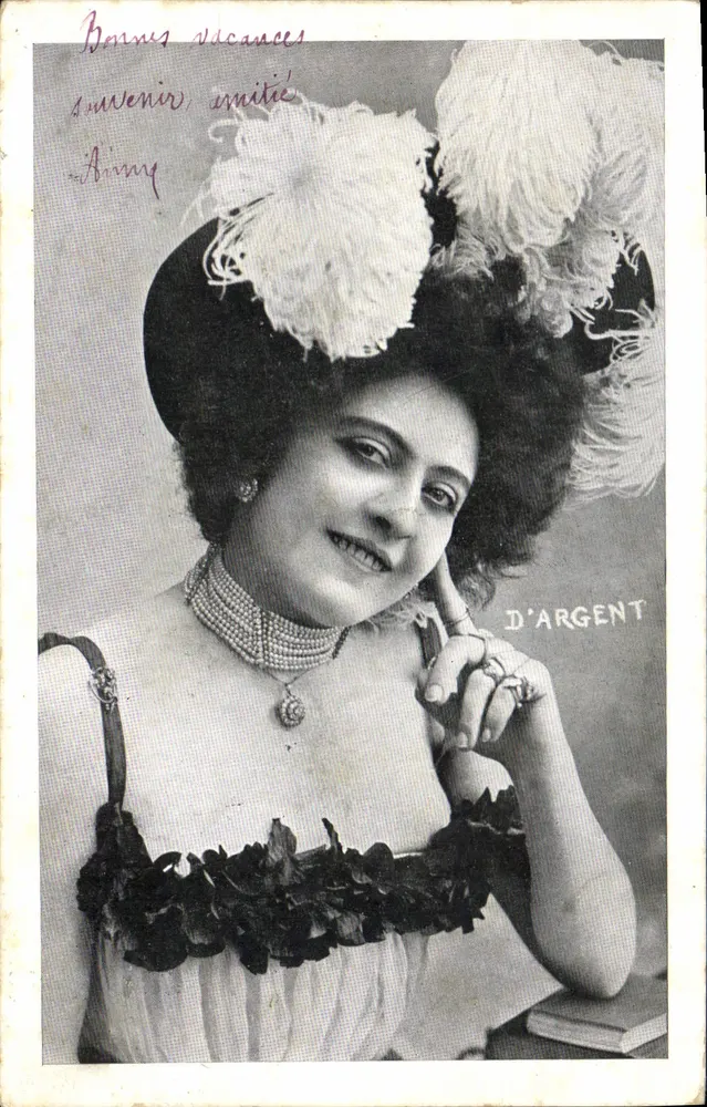 Mulher elegante — chapéu com penas brancas — D'ARGENT - Frente