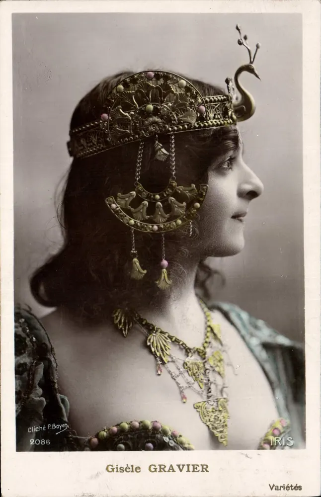 Gisèle Gravier — Portrait in exotischem Kleid — Foto von P. Boyer, Serie 2086, Verlag IRIS Variétés - Vorderseite
