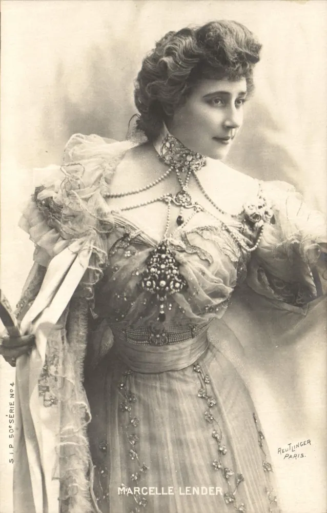 Marcelle Lender — Retrato em traje de cena — Reutlinger Paris, série N°04 - Frente