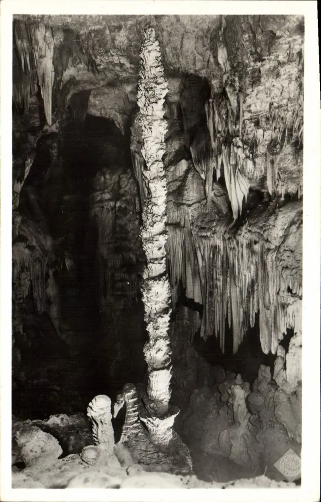 Aven d'Orgnac — Eine große Stalagmite — Photo Albert Perret (Gard) - Vorderseite