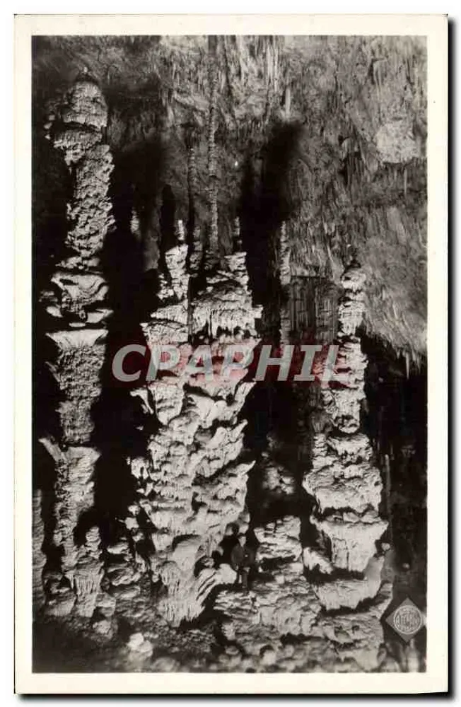 Aven d'Orgnac — Drei große Stalaktiten, h. 17 m. — Foto Albert Perrot, Saint-Esprit (Gard) - Vorderseite