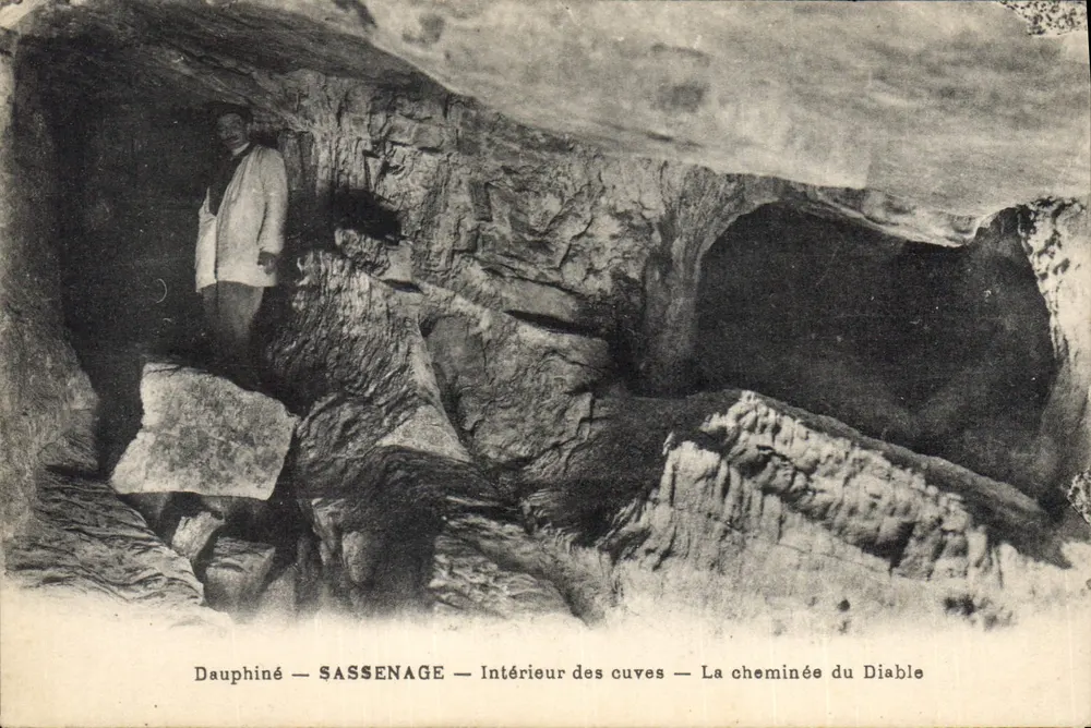 Dauphiné — Sassenage — Innenansicht der Tanks — Der Teufelschimney - Vorderseite