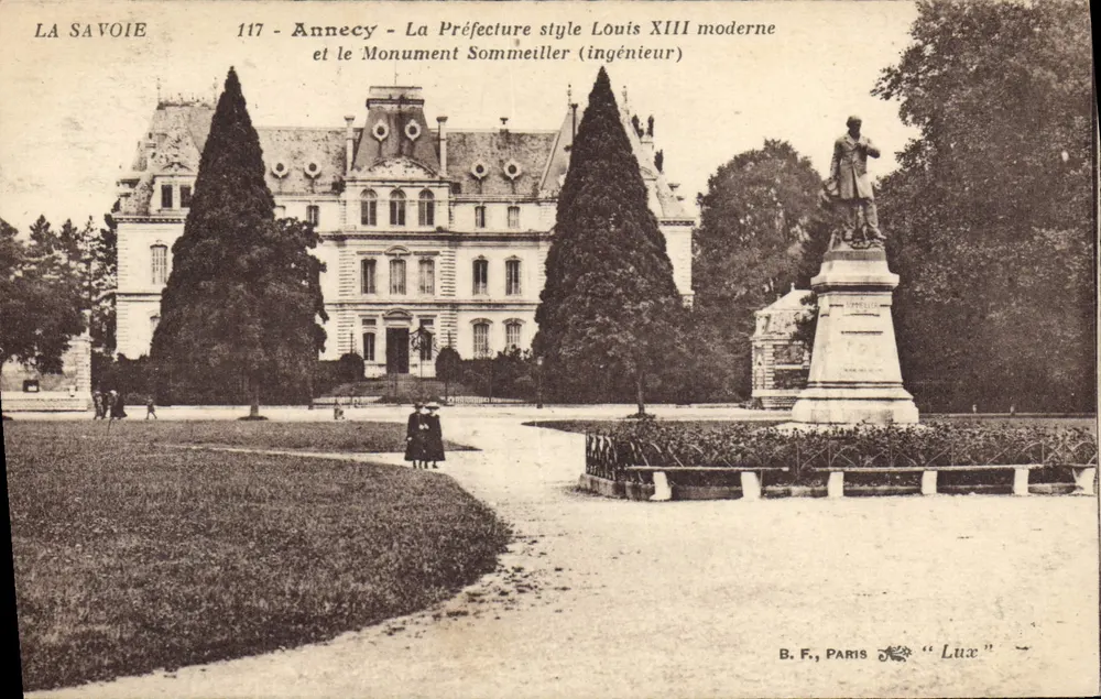 Annecy - De prefectuur in Louis XIII-stijl en het monument Sommeiller (ingenieur) - Voorkant