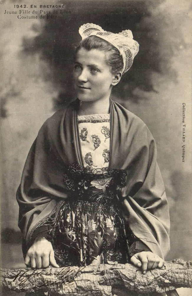 Junge Frau aus dem Pays de Léon — Sommerkleid — Collection Villard, Guilmiper - Vorderseite