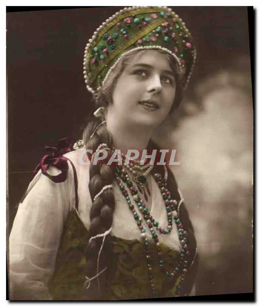Frau im traditionellen russischen Kleid — Fotografie — unbekannter Verlag - Vorderseite