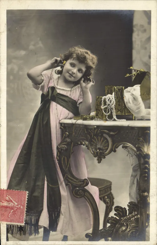 Petite fille jouant avec un téléphone — scène de studio — éditeur STEBBING PARIS - Awers