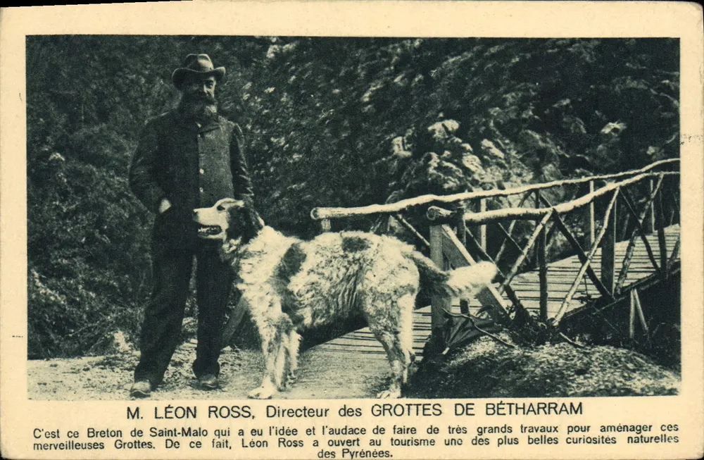 Herr Léon Ross, Direktor der Höhlen von Bétharram — mit Hund — Verlag: Compagnie Alsacienne des Arts Photographiques - Vorderseite