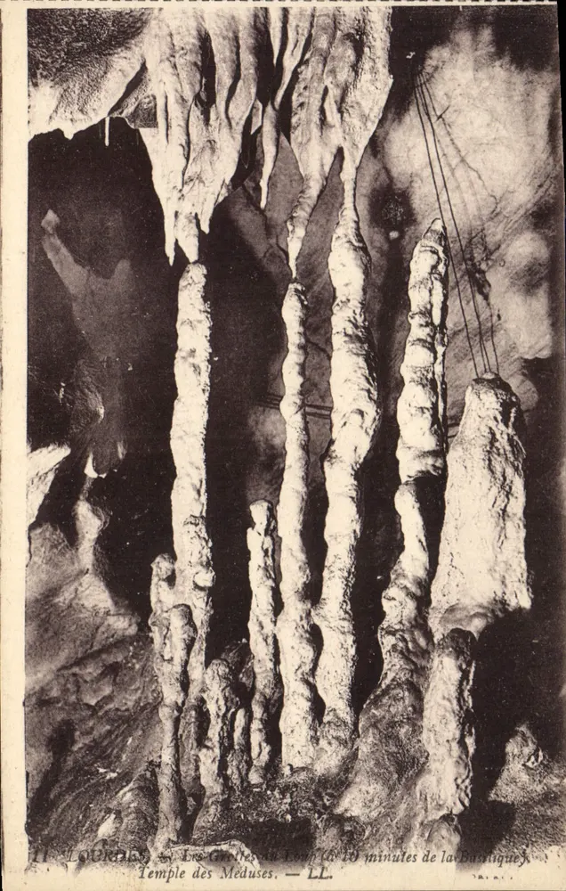 Templo de las Medusas — Las Cuevas del Lobo — 10 minutos de La Bastique — LL - Anverso