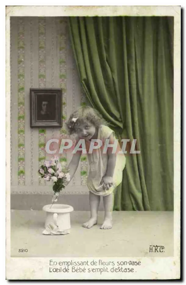 Baby, die ihren Vasen mit Blumen füllt — H.K.C. n° 3210 - Vorderseite