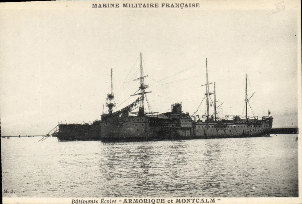 Gebäude der Schulen "ARMORIQUE und MONTCALM" — Französische Marine — M. J. - Vorderseite