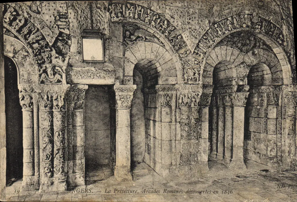 अंग्स — प्रेफेक्चर, 1876 में खोजे गए रोमन आर्केड — एन.डी. फोटो - आगे