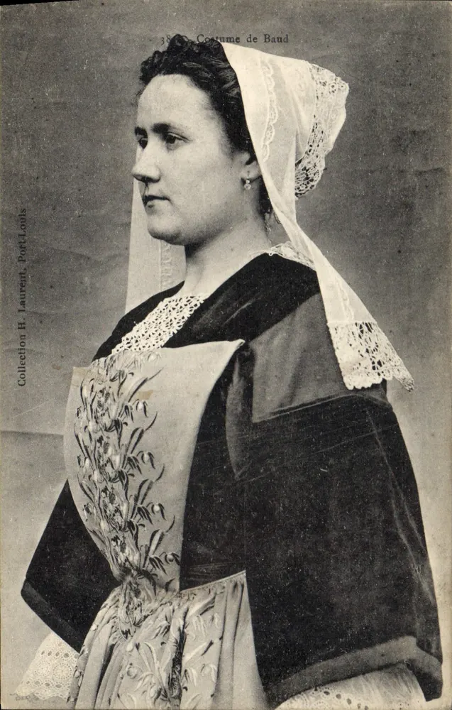 Mulher em traje de Baud — Coleção H. Laurent, n°38 - Frente