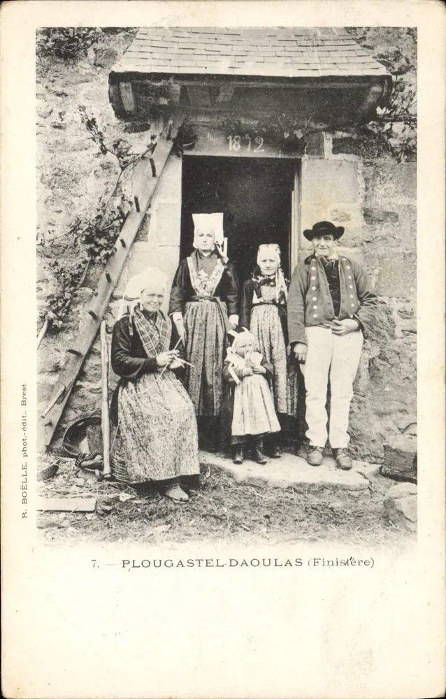Plougasnel-Daoulas (Finistère) — família vestida com traje breton — R. Boëlle, fot.édit. Brest, n°7 - Frente