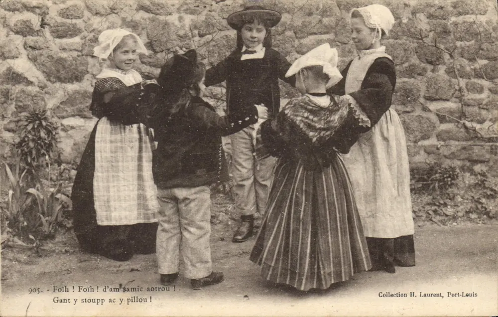 Crianças em trajes bretones — jogo tradicional — Coleção H. Laurent, Port-Louis - Frente