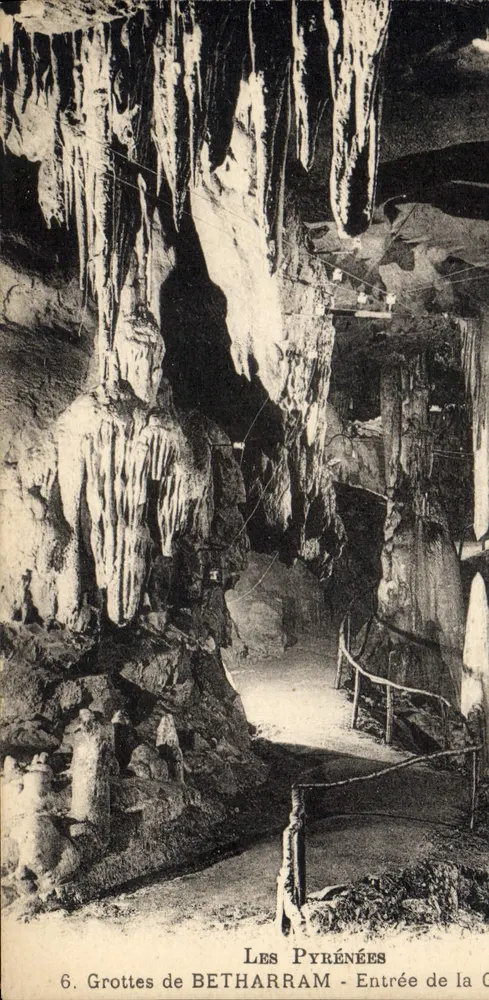 Grottes de BETHARRAM — Eingang zur Höhle — Die Pyrenäen - Vorderseite