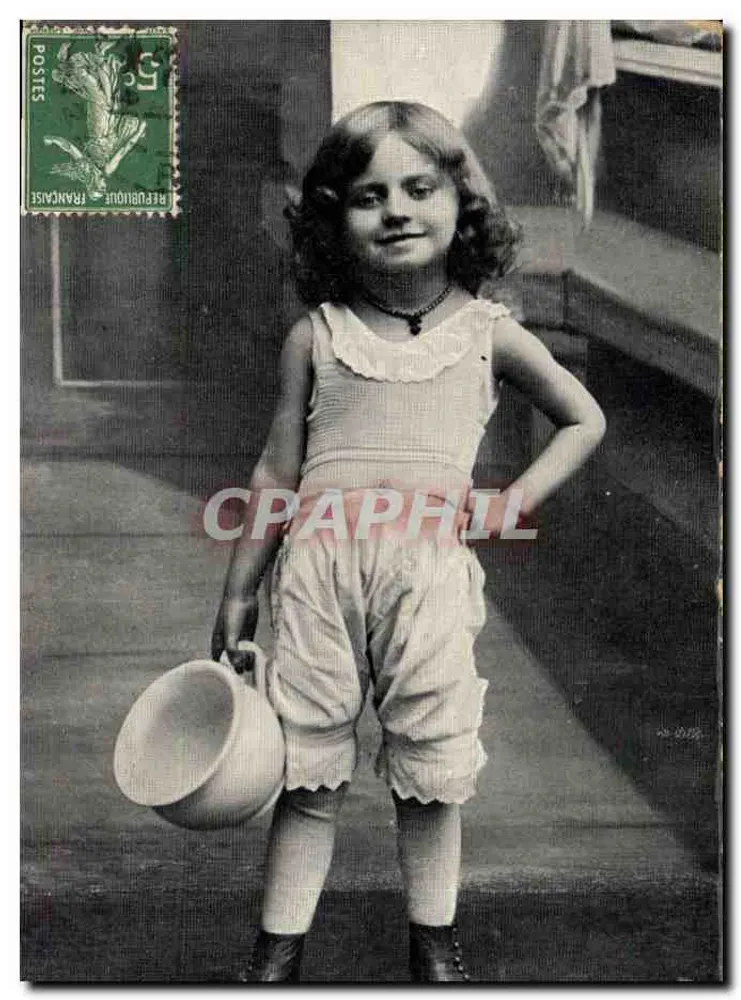 Menina pequena em traje de verão — com jarro de água — n° 527 - Frente