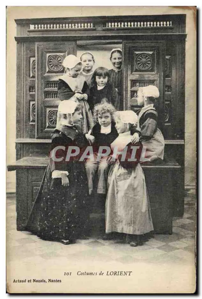 Costumes de LORIENT — enfants en tenues traditionnelles devant un mobilier sculpté — éditeur Artaud et Nozais, Nantes, n° 101 - Frente