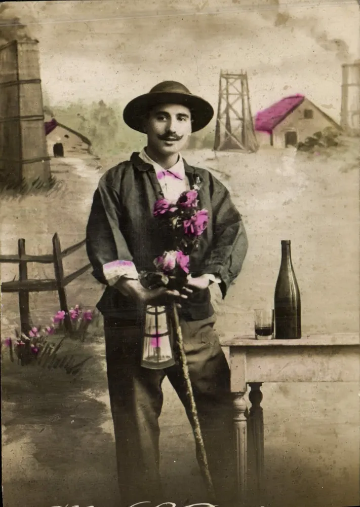 Homem com chapéu e gravata rosa — com buquê de flores e garrafa — editor desconhecido - Frente