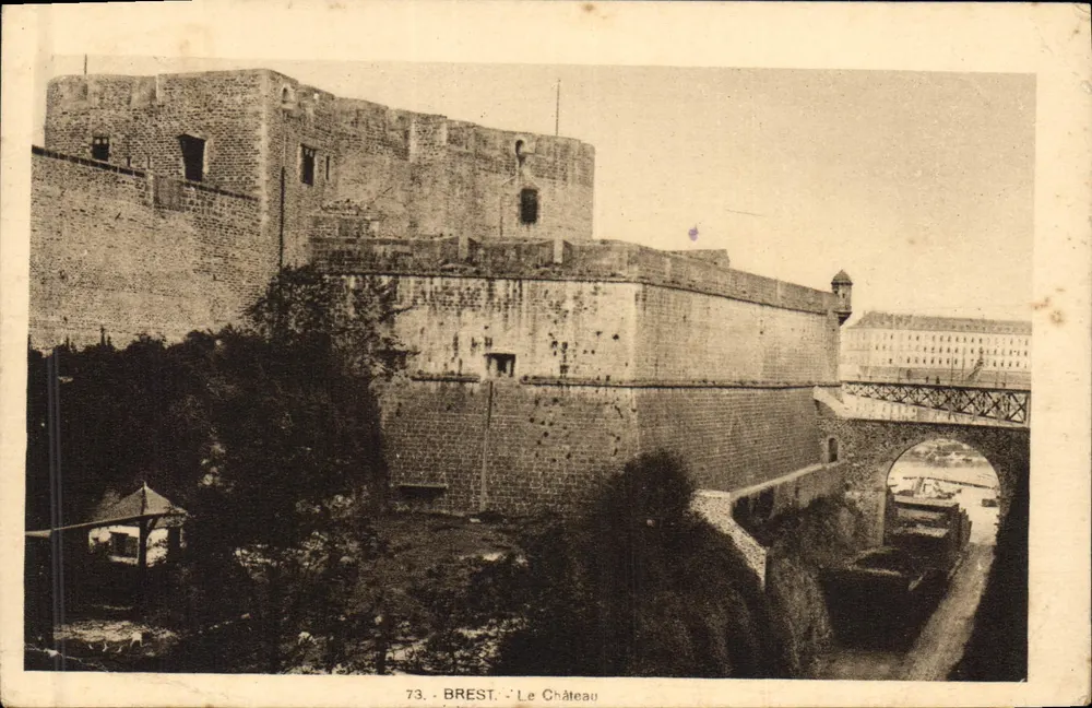 Brest - Le Château — vue du château avec pont métallique et éditeur 'Éditions Artiques' - Frente